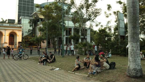 Decenas de personas vuelven a manifestarse frente al Congreso de Paraguay a pesar de los disturbios