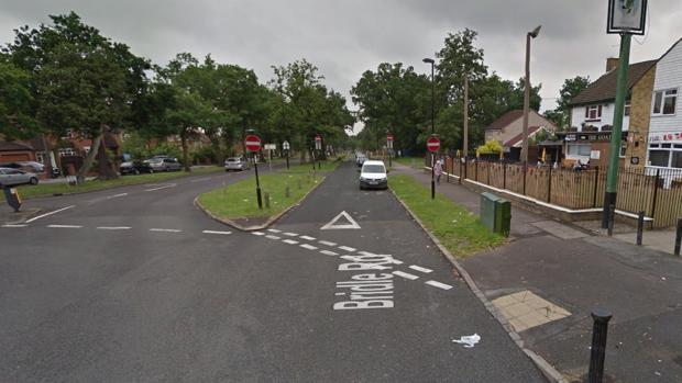 Una parada de autobús en el lugar del sur de Londres donde se ha producido la agresión