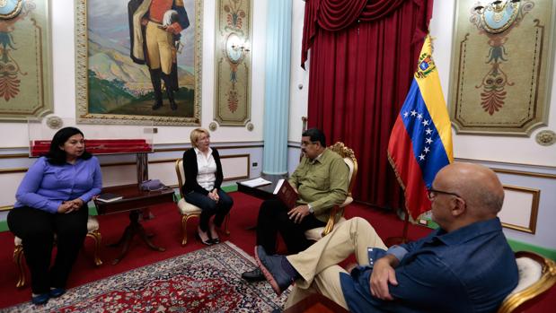 Maduro se entrevistaba ayer con la fiscal general, Luisa Ortega, en el Palacio de Miraflores