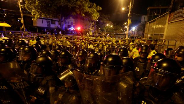 Policía congregada en Guayaquil durante la jornada de votación