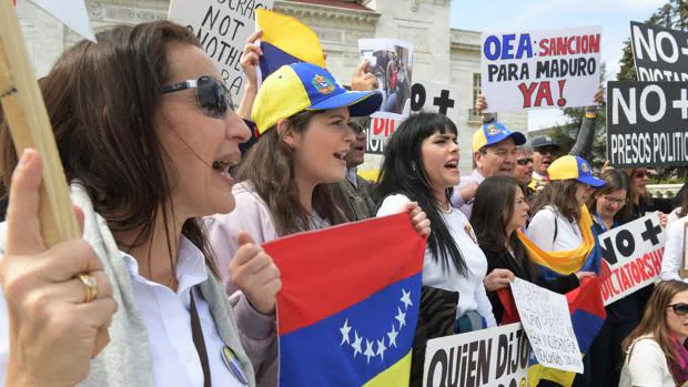 Exiliados venezolanos residentes en Washington, DC, salieron a protestar frente a la OEA