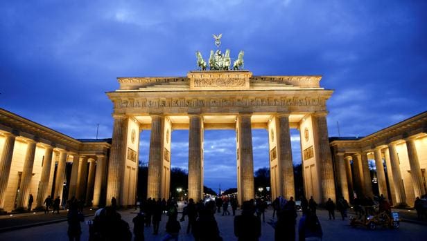 La Puerta de Brandemburgo, iluminada en Berlín