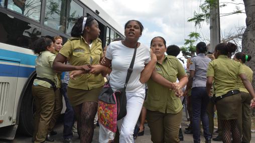 Una integrante de la organización disidente Damas de Blanco, detenida durante la visita de Barack Obama a Cuba en marzo de 2016