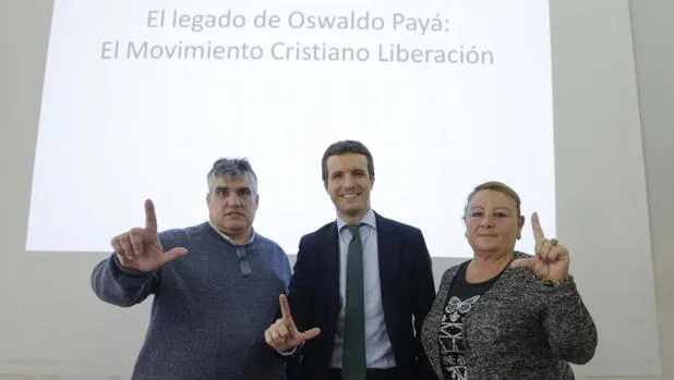 Rosa María Rodríguez (d), Pablo Casado (c) y Carlos Payá (i), durante el homenaje al fallecido Oswaldo Payá, este jueves en Madrid