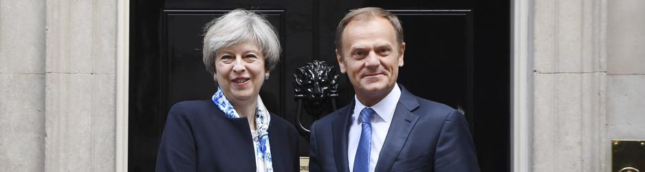 Theresa May (izda) y Donald Tusk posan a las puertas de Downing Street