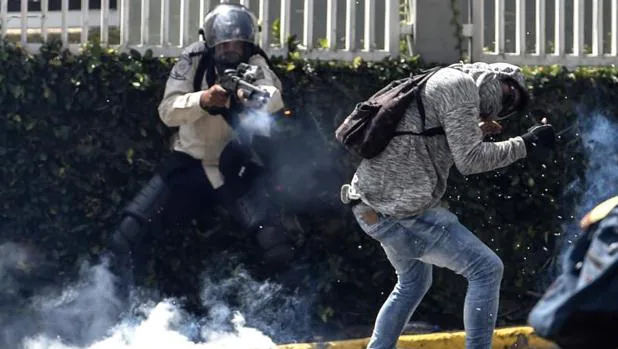 La Policía antidisturbios dispara contra manifestantes este sábado en Caracas