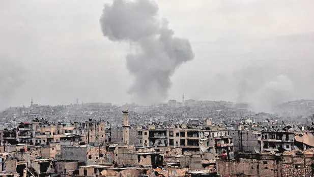 Bombardeo en la zona este de Alepo, ocupada por los rebeldes