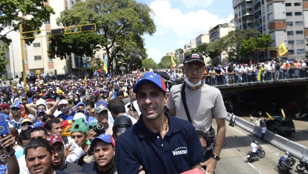 Capriles denuncia haber sido atacado «con bombas» tras las protestas en Caracas