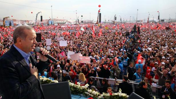 Erdogan insiste en la pena de muerte durante un baño de masas en Estambul