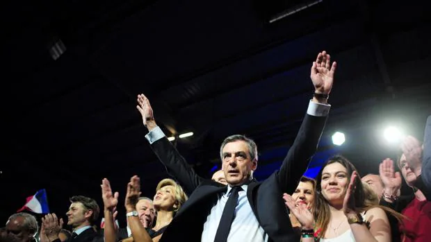 Melenchon adelanta a Fillon por primera vez en los sondeos de las presidenciales francesas