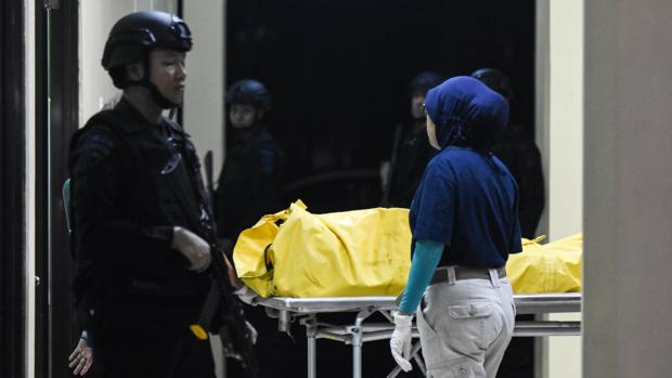 El cadáver de uno de los presuntos yihadistas abatidos en Indonesia