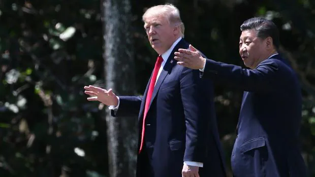 Donald Trump y el presidente chino Xi Jinping, durante su reunion en Palm Beach
