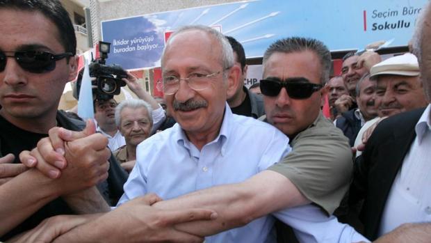 Kemal Kiliçdaroglu (c), durante un acto de campaña en Ankara antes de las elecciones legislativas de 2011
