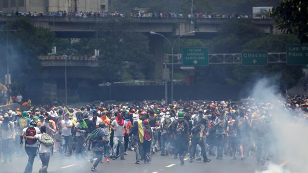 Manifestantes en Caracas huyen de los cuerpos de seguridad