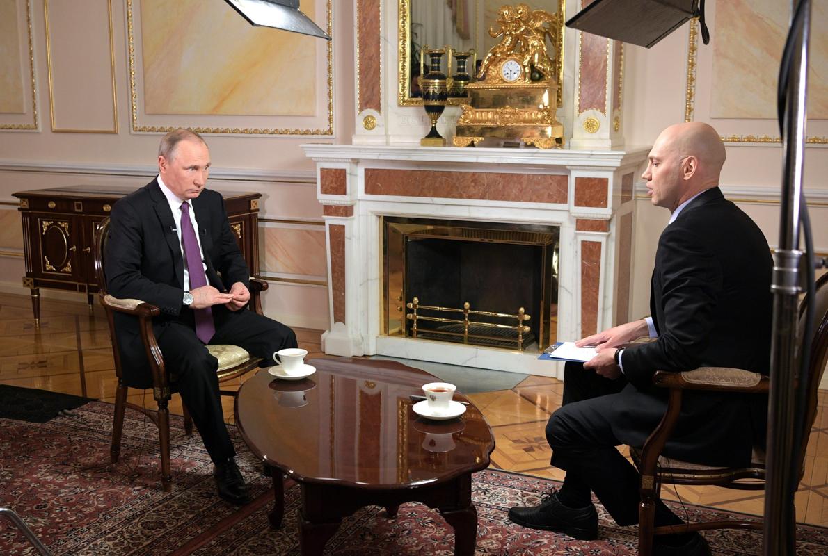 El presidente ruso, Vladimir Putin (i), ofrece una entrevista al presidente de la televisión Mir, Radik Batyrshin (d), en Moscú