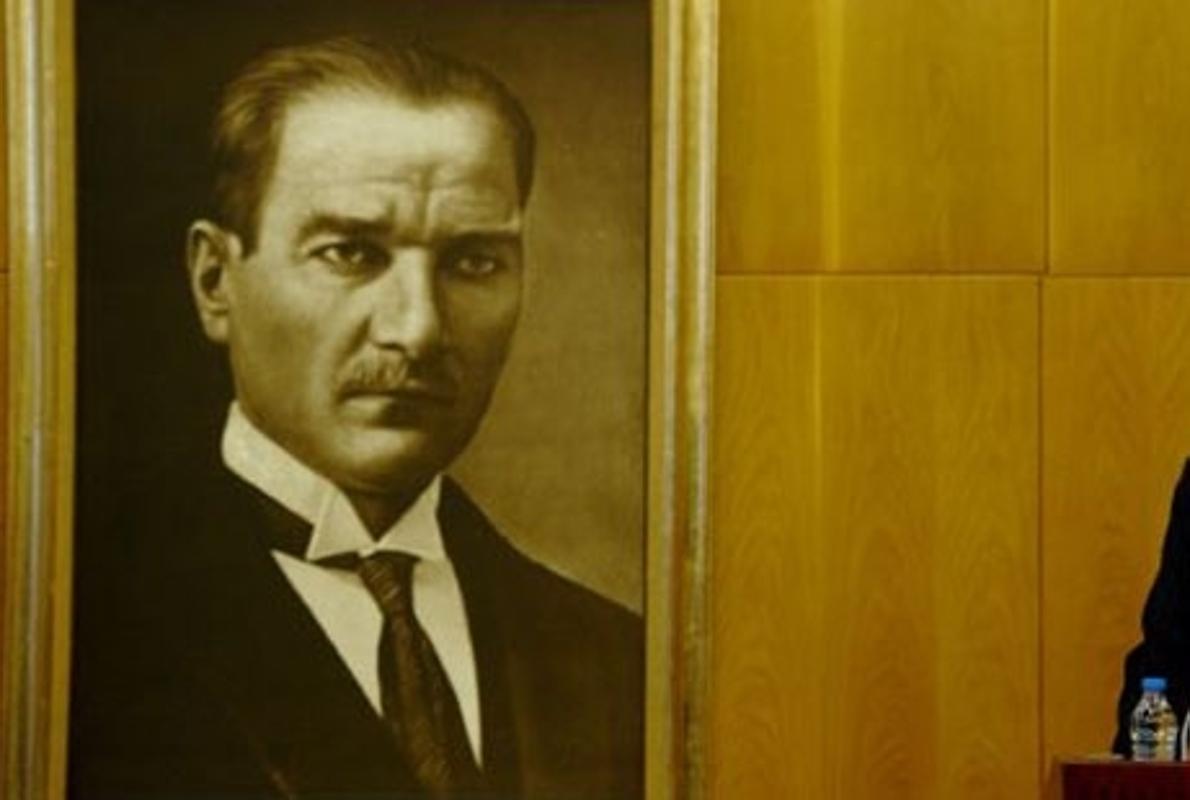 Erdogan, junto al retrato de Atatürk