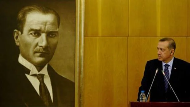 Erdogan, junto al retrato de Atatürk