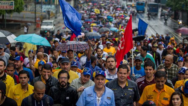 El presidente de la Asamblea Nacional , el diputado Julio Borges (c), en una manifestación opositora