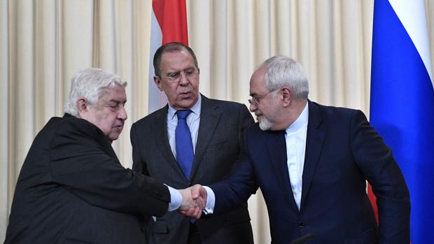 Lavrov (centro) observa el saludo entre Al Mualem y Yavad Zarif