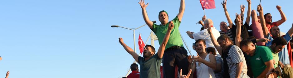 Simpatizantes de Erdogan, encaramados a un tanque en Estambul el día después del golpe fallido en Turquía