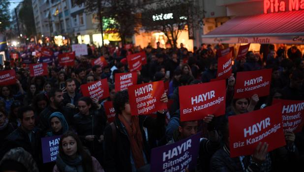 Manifestantes a favor del «no» protestaban este lunes en Estambul tras conocer los resultados del referéndum en el que se dedicía si reformar o no la Constitución de Turquía