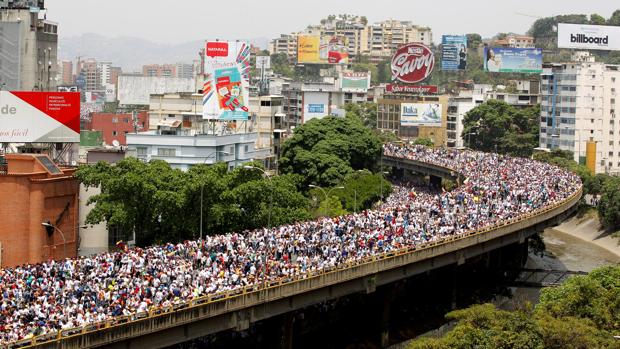 Más de un millón de venezolanos exigen la vuelta a la democracia