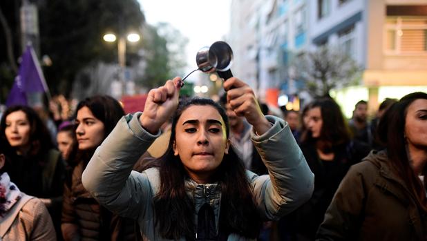 La oposición denuncia como un «golpe de estado» el referéndum en Turquía