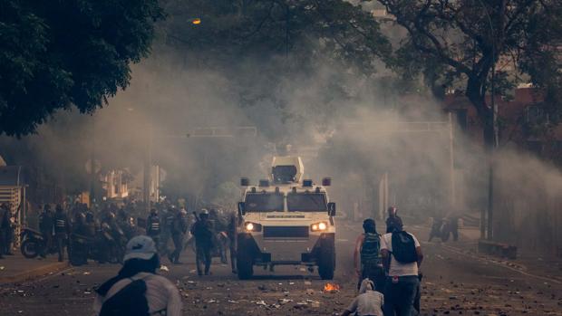 Manifestantes se enfrentan con la Guardia Nacional Bolivariana