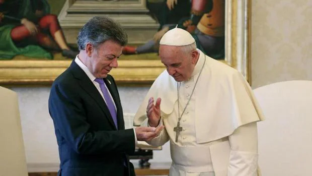 Juan Manuel Santos (izquierda) junto al Papa Francisco en la audiencia que mantuvieron a mediados de 2015