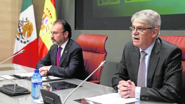 Alfonso Dastis y Luis Videgaray (i), durante la rueda de prensa conjunta de este jueves en Madrid