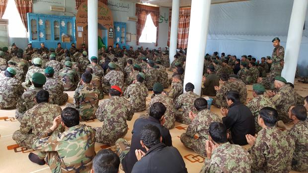Soldados afganos rezan en una mezquita de Kabul por sus compañeros muertos
