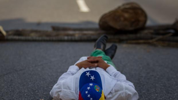 Un hombre participa en una manifestación contra el Gobierno venezolano