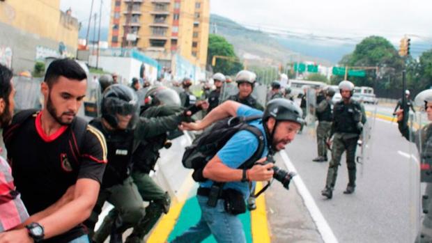 Catorce detenciones y más de cien agresiones contra la prensa durante las protestas en Venezuela