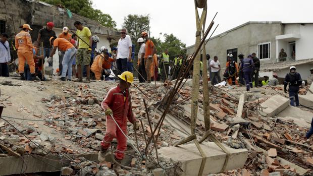 Las autoridades buscan supervivientes tras el derrumbe de un edificio en Cartagena de Indias