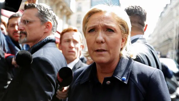 Marine Le Pen, junto a la sede de su campaña en París, este viernes