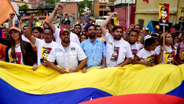 Manifestantes en apoyo de los presos, frenados por la Policía bolivariana