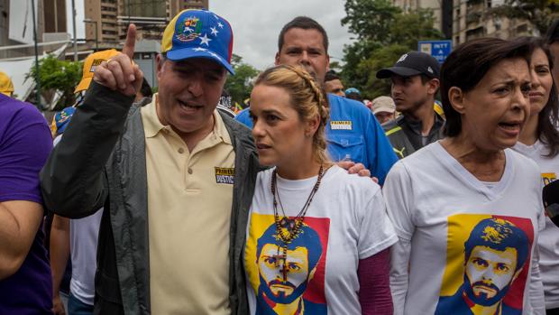 El presidente de la Asamblea Nacional Julio Borges con Lilian Tintori en una protesta en Caracas