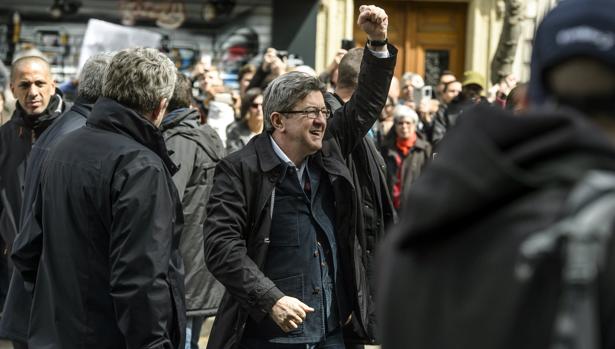 El líder de la coalición de izquierdas "La France insoumise", Jean-Luc Melenchon (c), asiste a una protesta contra el partido de ultraderecha Frente Nacional en París (Francia)