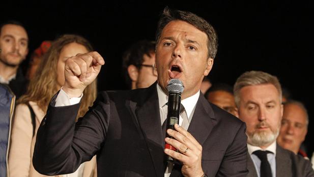 Renzi se dirige a sus seguidores tras ganar las primarias