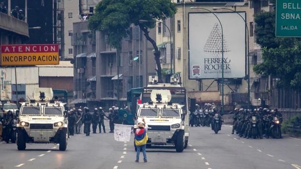 Una mujer bloquea el paso de una tanqueta en Caracas durante las protestas de esta semana