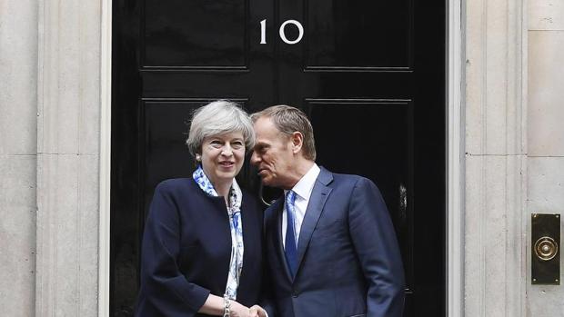 Theresa May (i),recibe al presidente del Consejo Europeo, Donald Tusk (d), en el número 10 de Downing Street