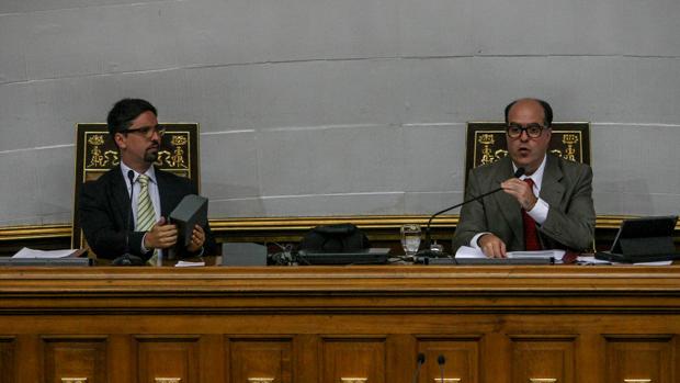 El jefe del Parlamento venezolano, el opositor Julio Borges (d), acompañado del diputado Freddy Guevara