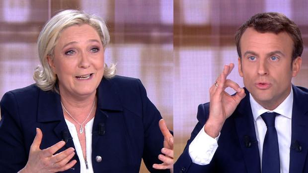 Marine Le Pen (i) y Emmanuel Macron (d), durante el debate electoral televisado
