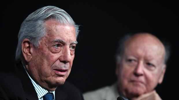 Vargas Llosa (izquierda) junto al escritor chileno Jorge Edwards: «Venezuela ha llegado al borde del abismo»