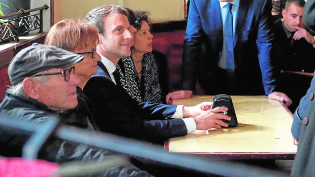 Macron y Le Pen apelan a la Francia «profunda» para ganar a los indecisos