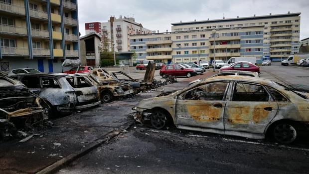 Una docena de coches aparecieron quemados en uno de los barrios más pobres de Calais la mañana de ayer por una razón todavía desconocida