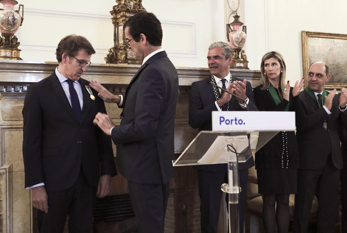 El alcalde de Oporto, Ruiz Moreira, le entrega a Núñez Feijoo la medalla de honor de la ciudad