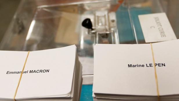 Papeletas con los nombres de los dos candidatos, preparadas para la segunda vuelta de las elcciones francesas de 2017