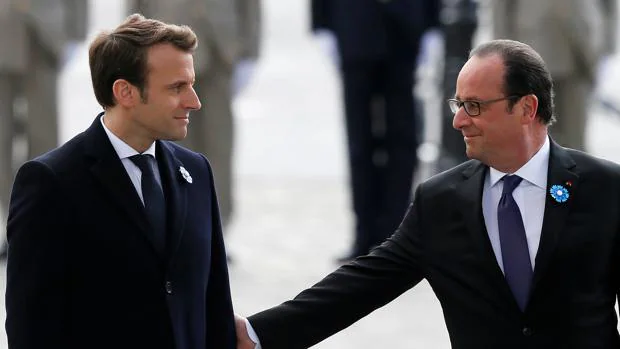 El mandatario francés, François Hollande, y el presidente electo, Emmanuel Macron, acuden a la ceremonia conmemorativa de la victoria del 8 de mayo de 1945