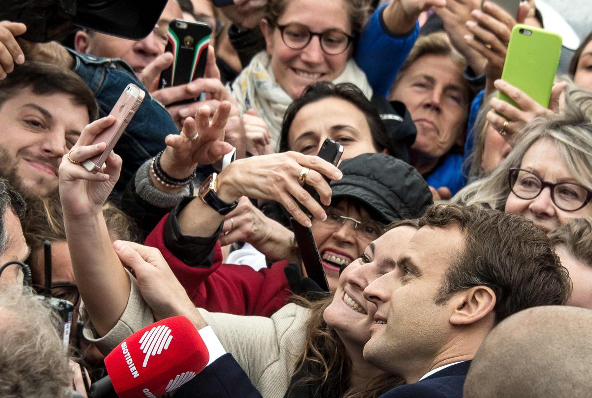 Macron posa para un selfie, ayer en Le Touquet, donde votó ayer antes de regresar a París